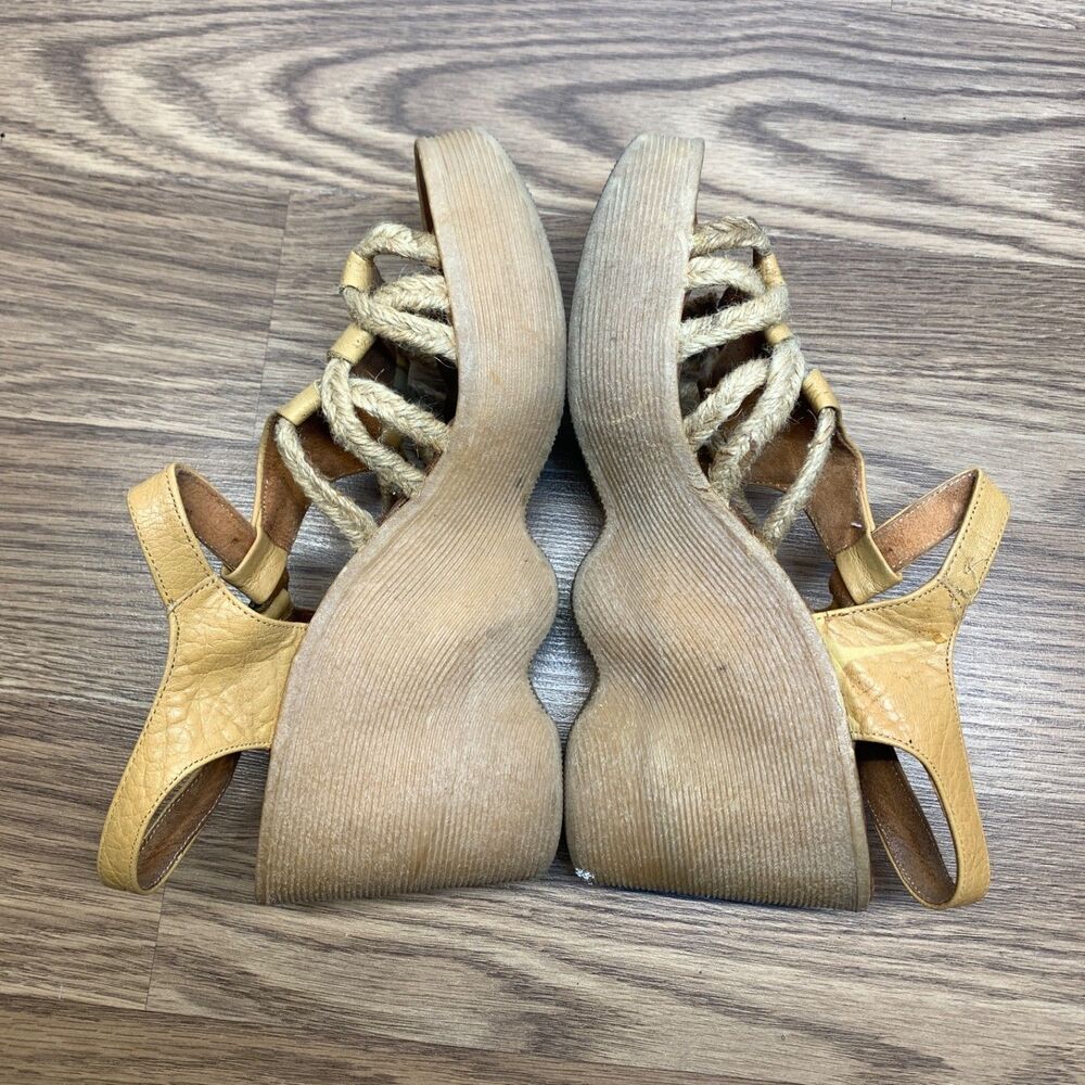 1970's FAMOLARE Womens Vintage Shoes Sandals Heels Rubber Wavy Wedge Size 6 - Picture 3 of 11